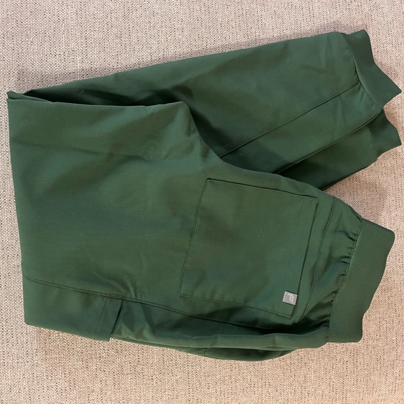 Fabletics Forest Green Scrub Set - Picture 4 of 4